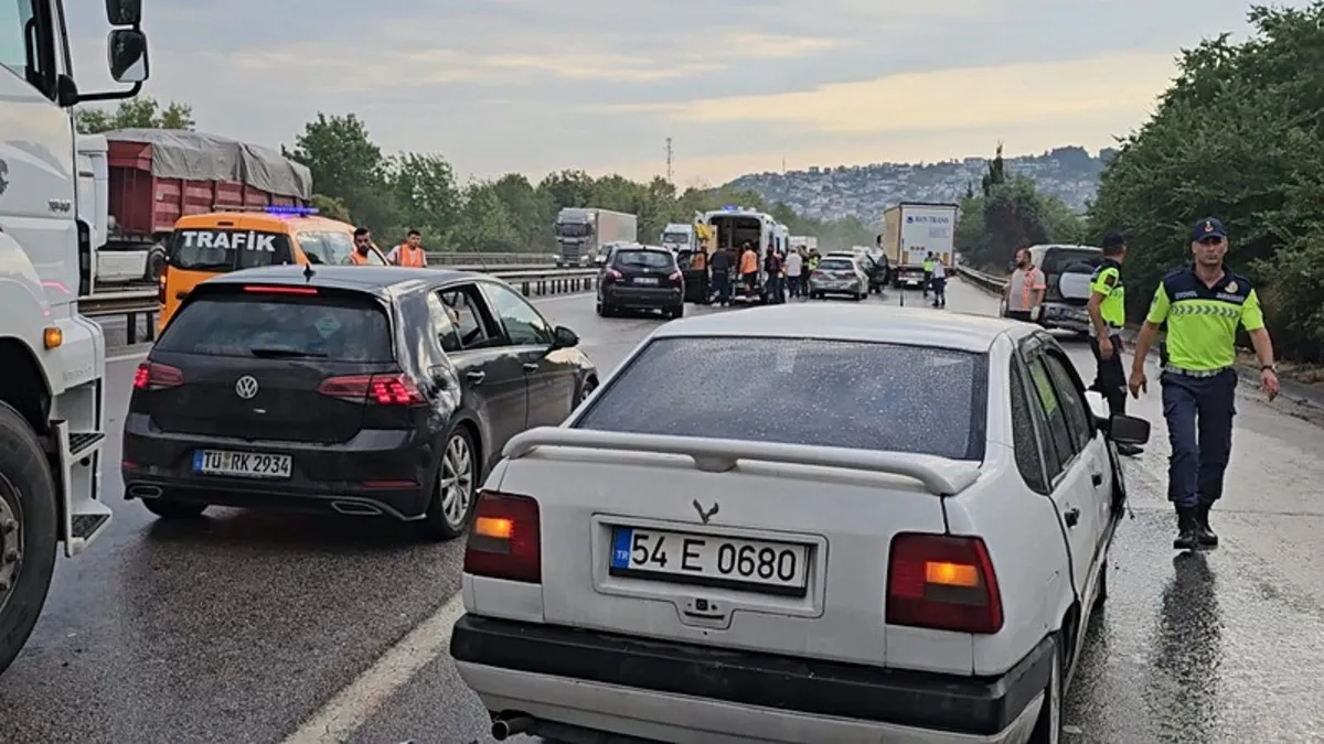 TEM'de 10 araç birbirine girdi! Ankara istikametinde trafiği kilitleyen kaza