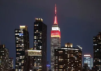 Empire State binası depremzedeler için kırmızı beyaza büründü
