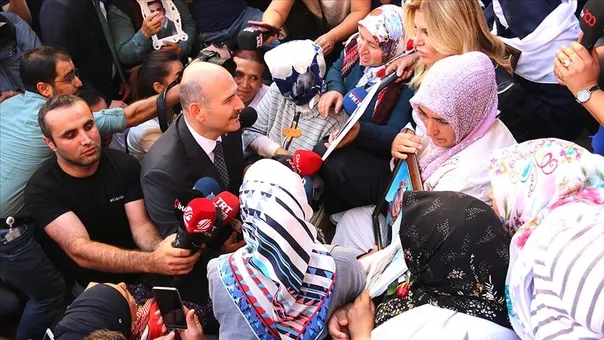 Son dakika: İçişleri Bakanı Soylu Diyarbakır'da evlat nöbeti tutan annelerin yanında - 1