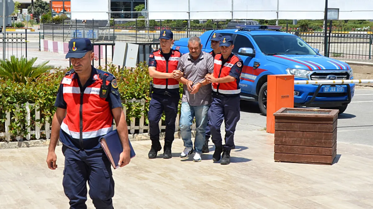 Köye gelme demesine rağmen her seferinde gelen oğlunu arabanın içinde öldürdü! Jandarmayı bekledi...