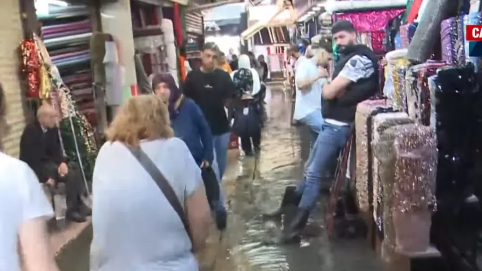 İzmir'de sağanak sonrası su baskını! Tarihi Kemeraltı Çarşısı su altında