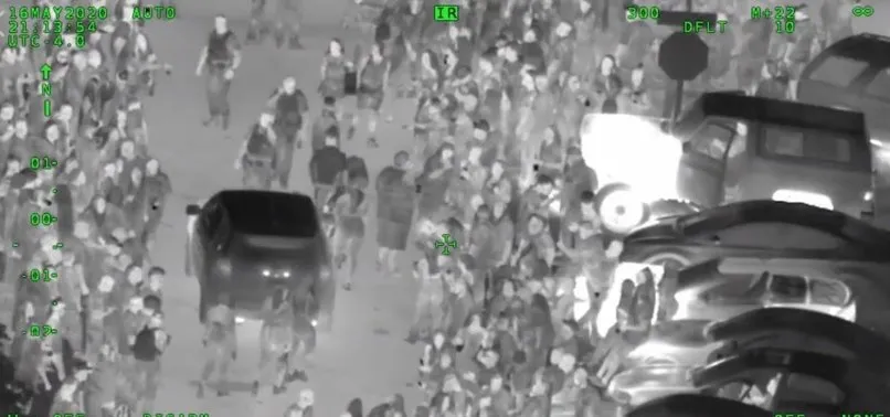 Sosyal mesafeyi yok saydılar! Sokak partisine polis baskını