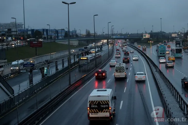 İstanbul’da yağışlı hava! Metrobüs ve tramvaylarda yoğunluk yaşandı