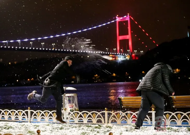 İstanbullular kar yağışının keyfini çıkardı