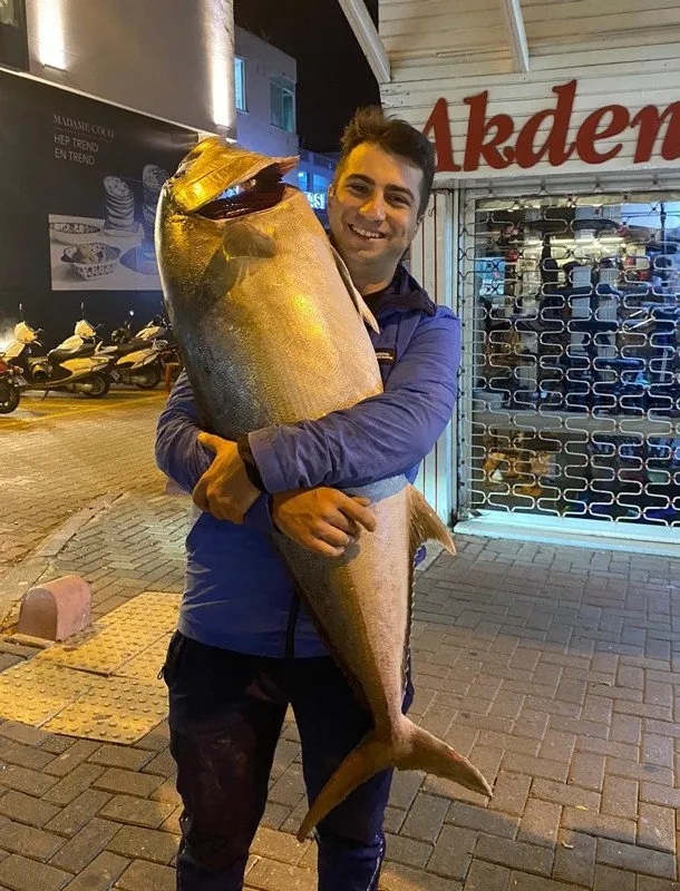 Amatör balıkçı Antalya’da olta ile yakaladı! Görenler fotoğraf çektirmek için sıraya girdi 🐟