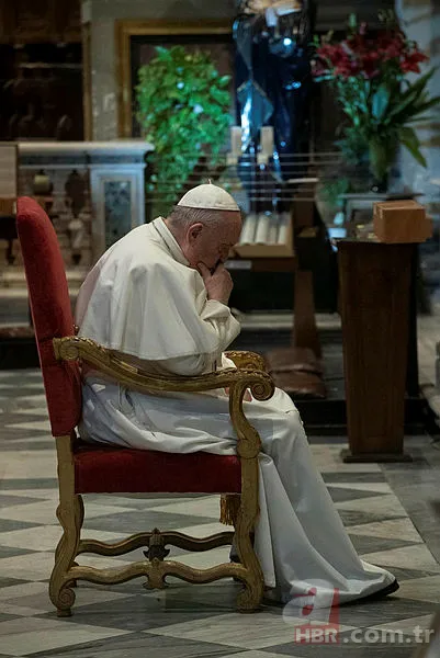 Papa Francis, koronavirüs karantinasında olan Roma caddelerinde gezindi 5