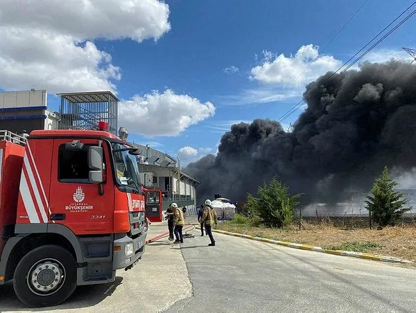 silivride-fabrika-yangini-otlardan-sicradi-bir-anda-buyudu-1695037321081.jpeg Silivri'de fabrika yangını! Otlardan sıçradı bir anda büyüdü - 2