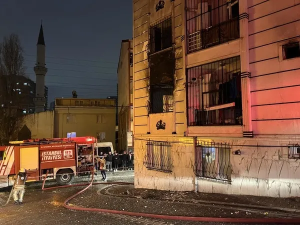 esenyurtta-cikan-yanginda-can-pazari-mahsur-kalan-12-kisi-kurtarildi-1706900710875.jpeg Esenyurt'ta çıkan yangında can pazarı: Mahsur kalan 12 kişi kurtarıldı - 1