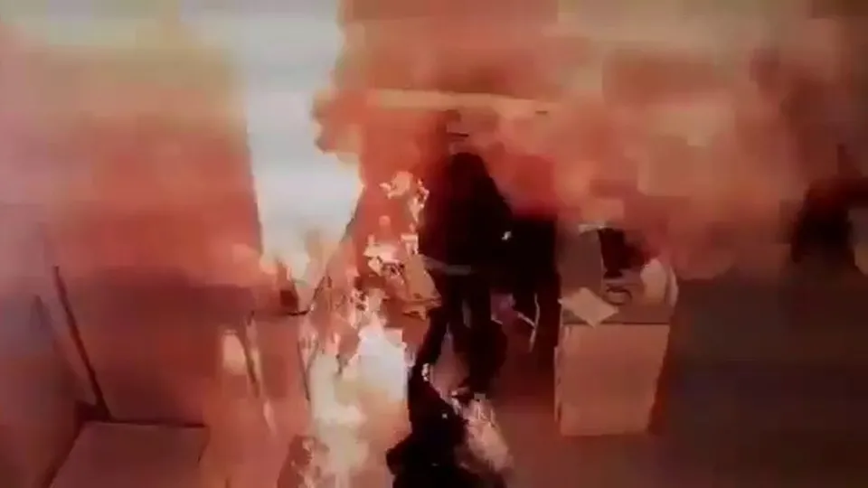 Acil servisteki patlama anı kameraya yansıdı! Hemşire alev topunun arasında kaldı