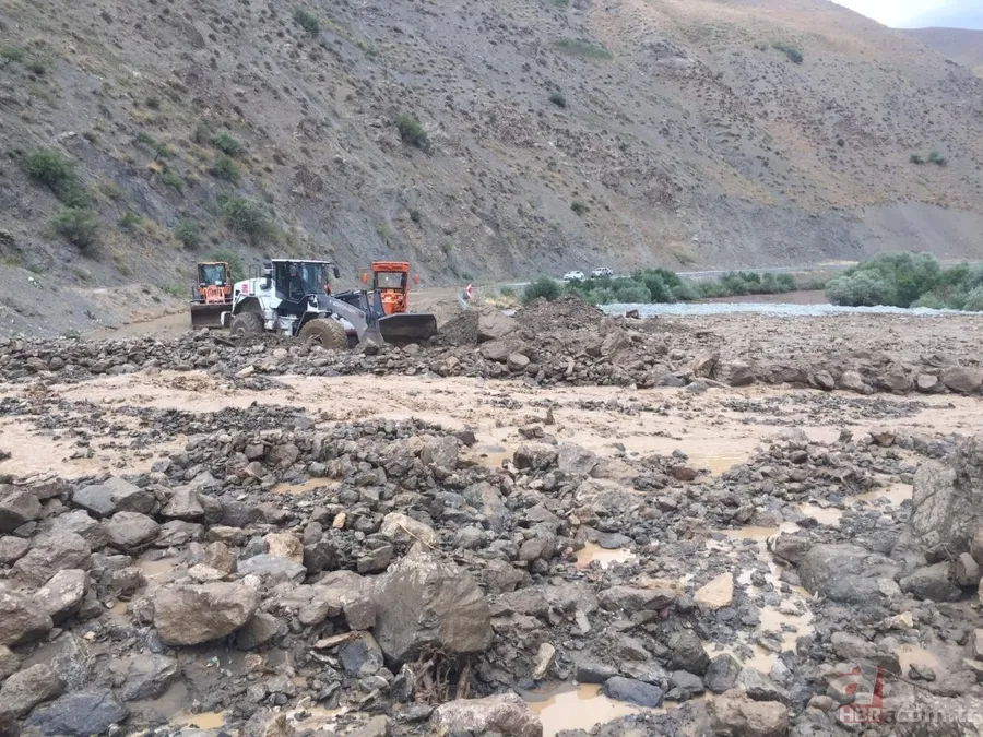 SON DAKİKA: Hakkari-Van kara yolu 3 noktada meydana gelen heyelan nedeniyle kapandı 12