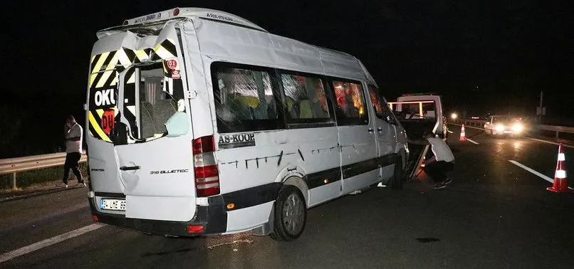 Cenazeye gidenleri taşıyan minibüs devrildi!