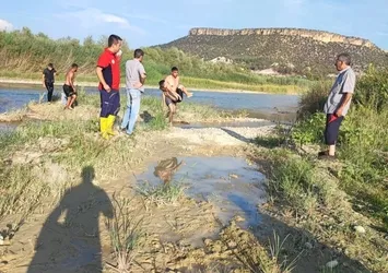Serinlemek için girdiği ırmakta boğuldu