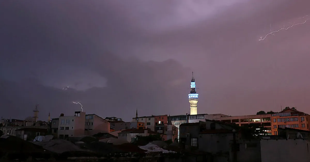 İstanbul semalarında şimşek fırtınası!