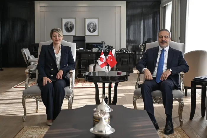 turkiye-ile-kanada-arasindaki-ticaret-hacmi-buyuyor-hedef-5-milyar-dolar-1715795404977.jpg Türkiye ile Kanada arasındaki ticaret hacmi büyüyor! Hedef: 5 milyar dolar! - 1