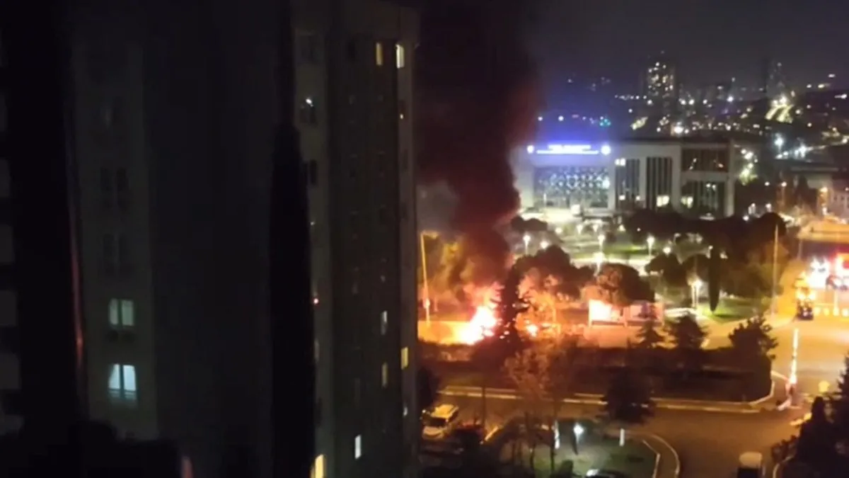 Küçükçekmece'de korku dolu anlar! Seyir halindeki otomobil alevlere teslim oldu