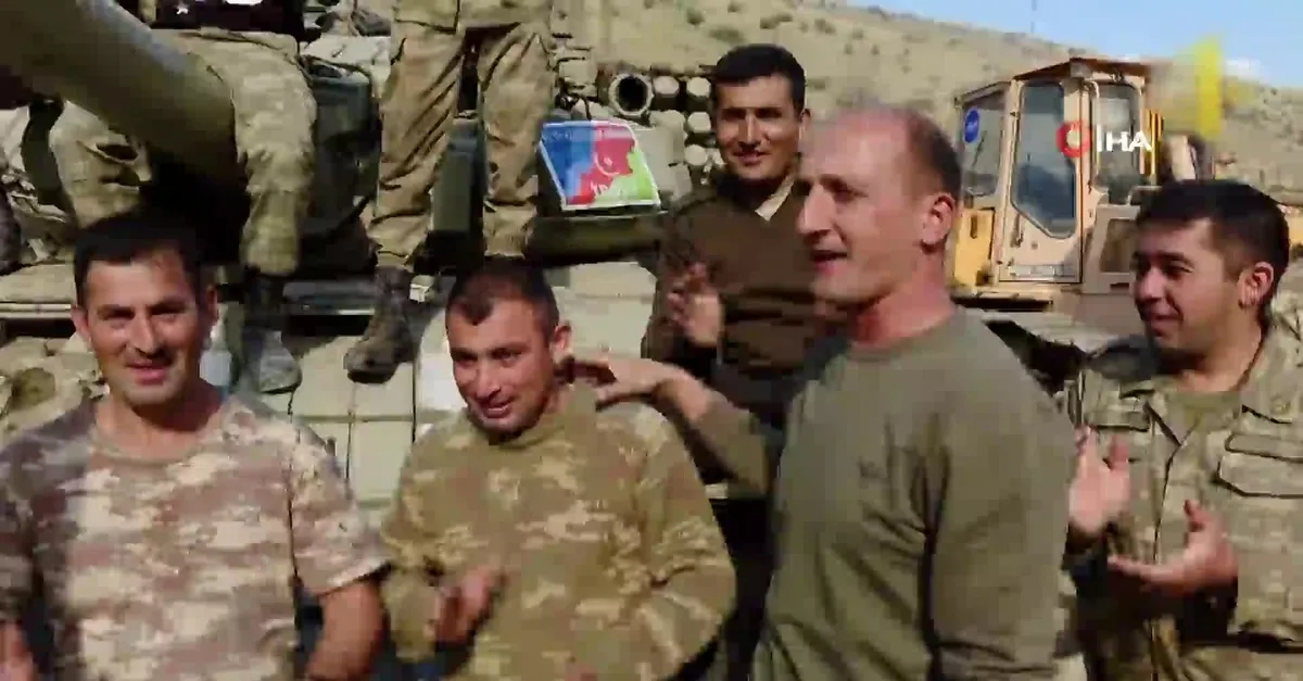 Azerbaycan askerlerinden Ermenistan tankının üzerinde zafer şarkısı: Türk'ün kolu bükülmez