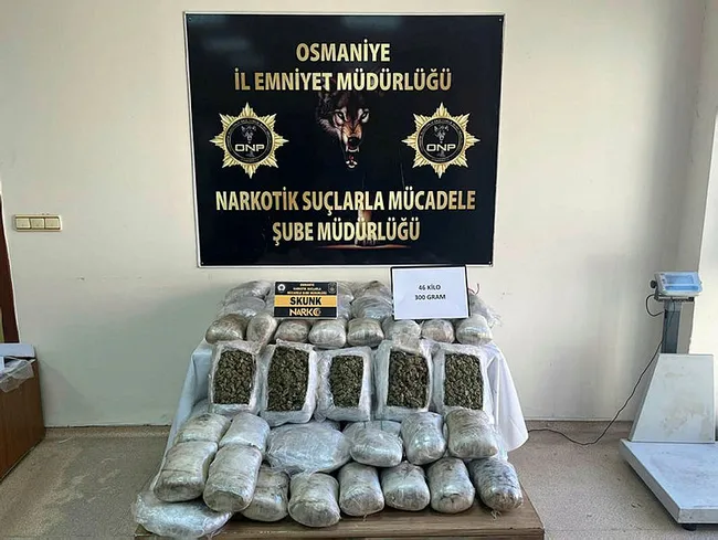 osmaniyede-iki-aracta-toplam-60-kilo-600-gram-uyusturucu-ele-gecirildi-1703671760574.jpg