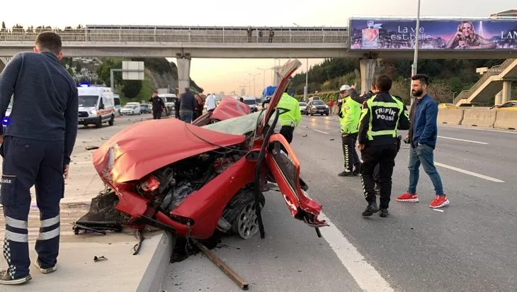 Kadıköy’de feci kaza! Otomobil ikiye bölündü! Korkunç görüntüler