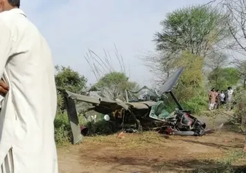 Son dakika | Pakistan'da eğitim uçağı düştü