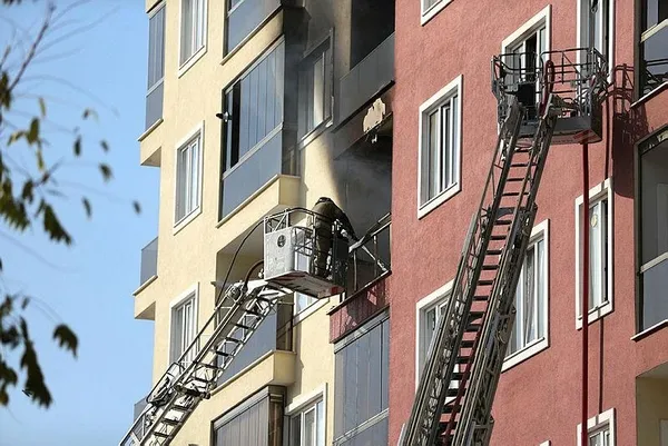1698065386511.jpeg Bursa'da 11 katlı apartmanda can pazarı! Mutfakta başlayan yangın tüm daireyi sardı - 3