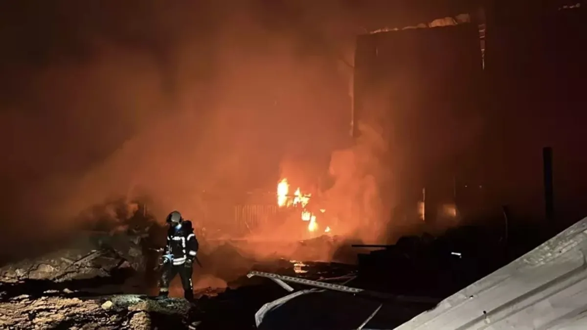 Kocaeli’de atık plastik deposunda yangın! Alevler 4 saat sonra kontrol altına alındı