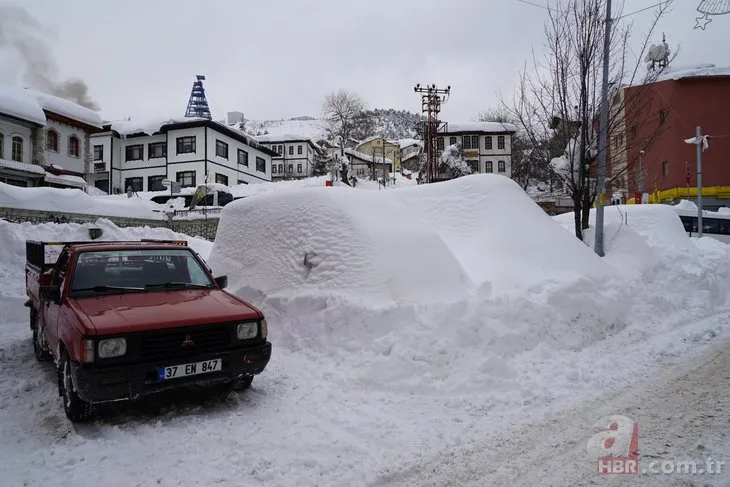 Kastamonu’da kar eziyeti! Uzunluğu 2 metreyi aştı: Araçları kar alında kayboldu
