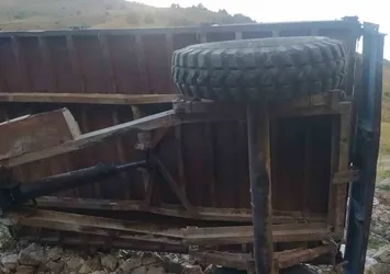 İspir'de traktör devrildi: 11 yaralı