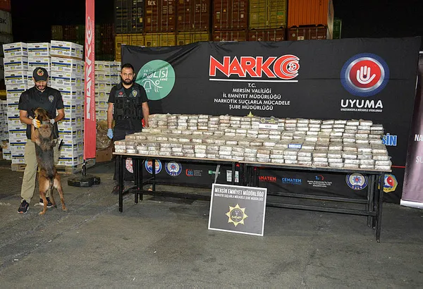 bakan-ali-yerlikaya-mersin-limaninda-610-kilogram-kokain-ele-gecirildi-1698399255632.jpg Bakan Ali Yerlikaya: Mersin Limanı'nda 610 kilogram kokain ele geçirildi - 1