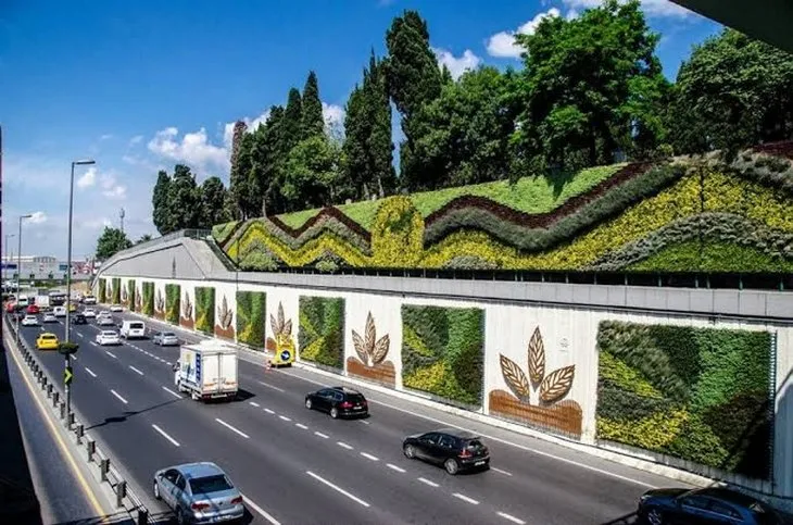 CHP’li İBB dikey bahçeler yerine grafitiden sonra reklam panoları koydu!