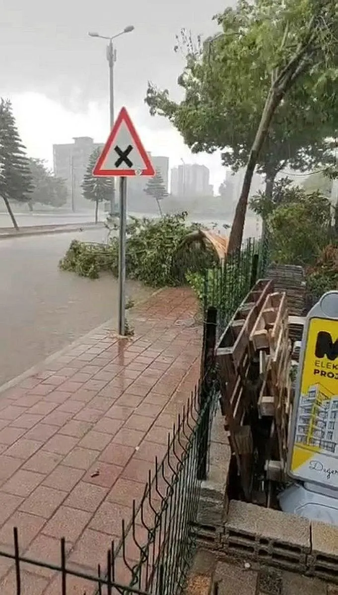 1715514240102.jpeg Birçok ili sağanak ve fırtına vurdu! Erzurum'da dev hortum evlerin çatılarını uçurdu - 2