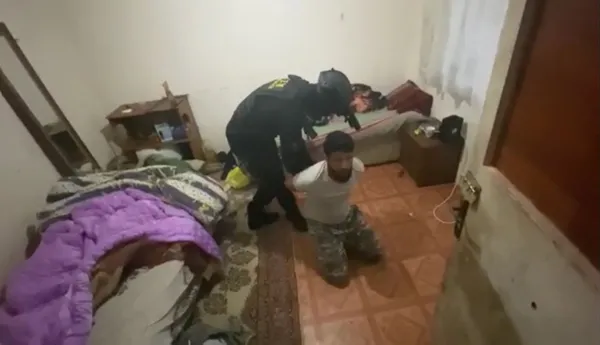 son-dakika-canli-bomba-eylemi-yapacaklardi-3-deasli-terorist-yakalandi-1652779520672.jpg Son dakika: Canlı bomba eylemi yapacaklardı! 3 DEAŞ'lı terörist yakalandı - 2