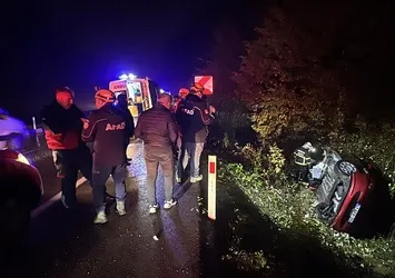 Otomobil su kanalına devrildi! 4 yaralı