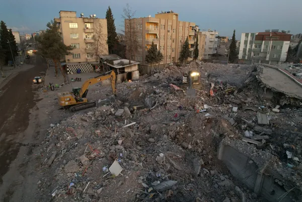 siyasi-yagmacilar-masa-etrafinda-toplandi-61li-koalisyondan-algi-dolu-aciklama-devlet-yok-yalanini-surdurduler-1676743292552.jpg Siyasi yağmacılar masa etrafında toplandı! 6+1'li koalisyondan algı dolu açıklama: "Devlet yok" yalanını sürdürdüler - 6