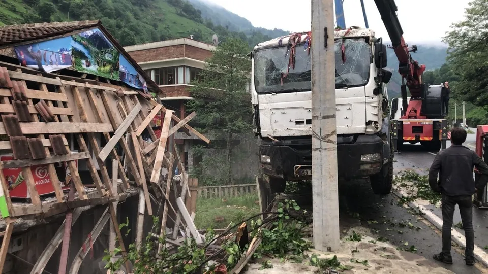 Beton mikseri yol kenarındaki bakkala girdi