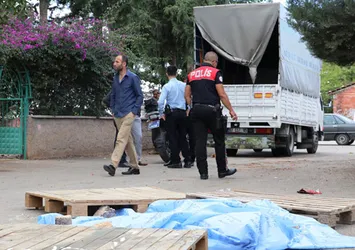 Kamyonetin altında kalarak can verdi