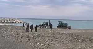 Sahilde güneşlenirken üzerinden iş makinesi geçti