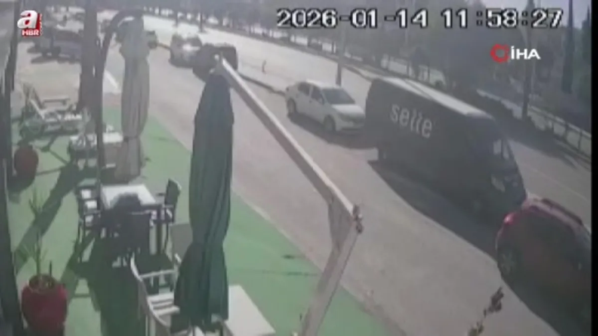 Antalya'da otomobil refüjdeki ağaca çarptı: 2 yaralı