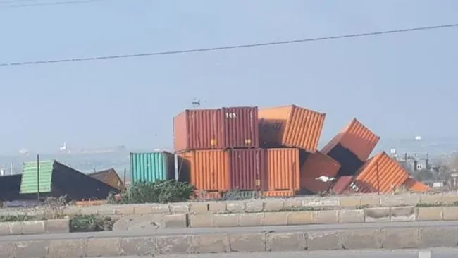 Hatay’da şiddetli fırtına! Konteynerler devrildi - 1