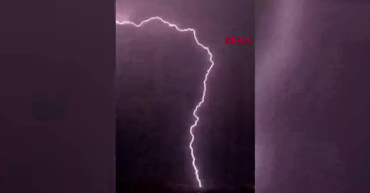 Dağa düşen yıldırım dev kayaları parçaladı! O anlar kamerada