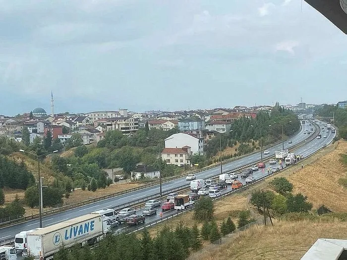 1725191672260.jpeg TEM'de yağmur nedeniyle zincirleme kaza - 1