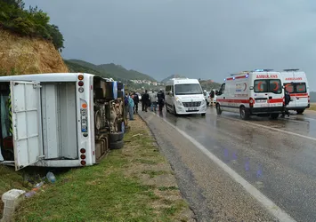 Adana'da öğrenci servisi devrildi: 15 yaralı