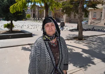 Sokağa çıkmaya hazırlanan yaşlı kadının cüzdanını çaldılar!