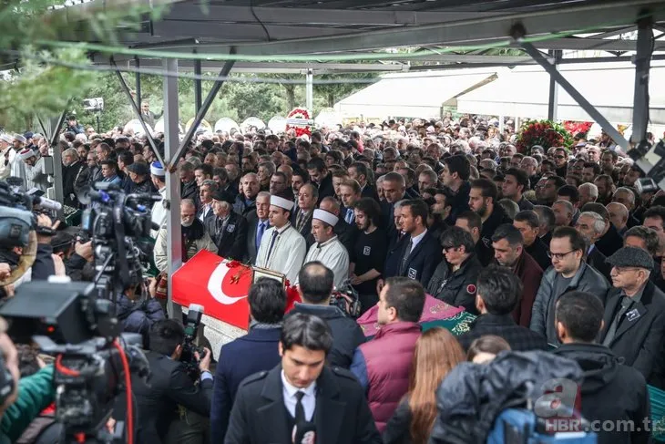 Ayşen Gruda'nın cenazesinden gözler Şener Şen'i aramıştı! Usta sanatçının o görüntüleri ortaya çıktı