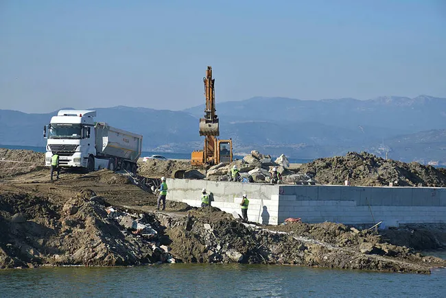 Bakan Pakdemirli duyurdu: Efes Antik Kenti, gelecek yıl denizle buluşacak