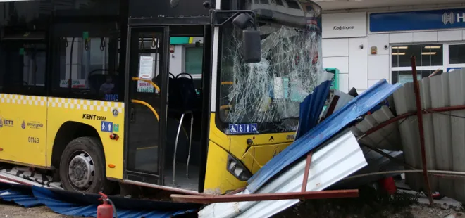Bariyerlere çarparak durabildi! Kağıthane'de İETT otobüsü kazası kamerada