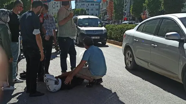 Çorum’da kaza yapan “Yunus” polisini, şemsiyeyle güneşten korudu - 2