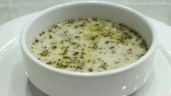 Kış aylarının vazgeçilmez lezzeti! 25 dakikada pişen pratik yoğurt çorbası tarifi ve yapılışı...