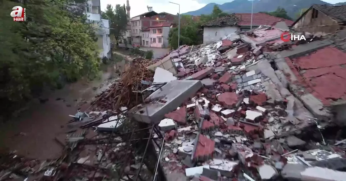 Balıkesir Sındırgı depreminde çöken binalar sabahın ilk ışıklarıyla böyle görüntülendi