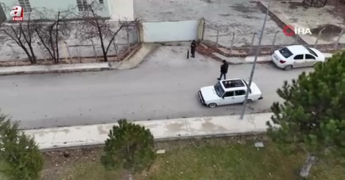 Cam tavanı 34 yaşındaki aracına yaptırdı