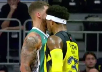 Bobby Dixon, Scottie Wilbekin'e kafa attı